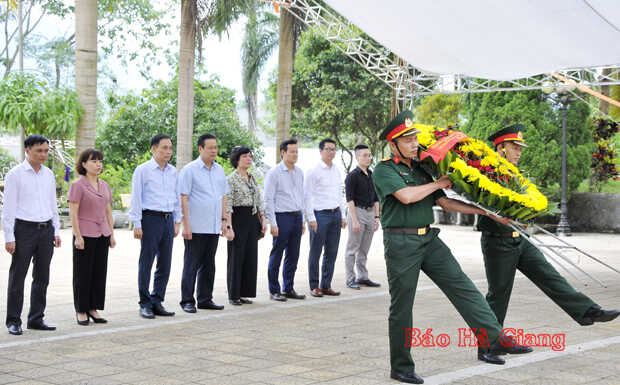 Thứ trưởng Bộ Ngoại giao Lê Hoài Trung viếng các liệt sỹ tại Nghĩa trang Liệt sỹ Quốc gia Vị Xuyên và Đài hương 468